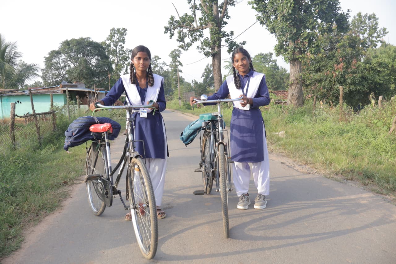 साइकिल के पहियों पर स्कूल तक पहुंचते सपनेमुख्यमंत्री सरस्वती साइकिल योजना से कुम्हारीसानी की बेटियों के लिए हायर सेकेंडरी स्कूल की राह हुई सुगम